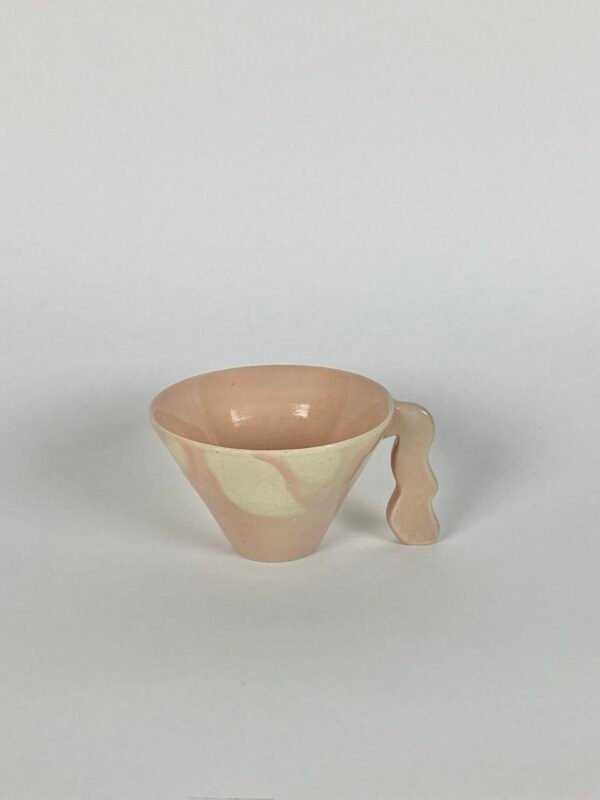 Tasse rose brillant avec anse posée en forme de vague
